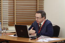 Игорь Барвинский выступает с докладом об особенностях литья термопластичных эластомеров