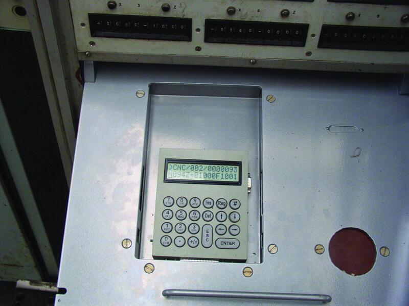 Рис. 17. Установка ЭСЗУ-К на откидной панели устройства ЧПУ модели Н221М станка 16К30Ф325 (2003 г.)