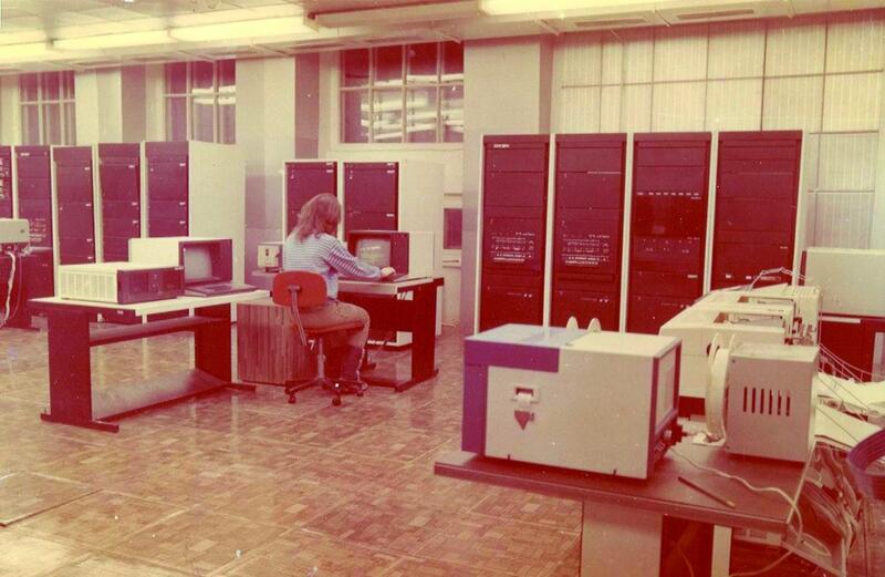 Рис. 20. Гибкий производственный комплекс и управляющий вычислительный комплекс на базе двух ЭВМ СМ-2М (1989 г.)