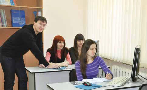Дмитрий Маслов со специалистами института в учебном классе. Первое знакомство с новой САПР-платформой