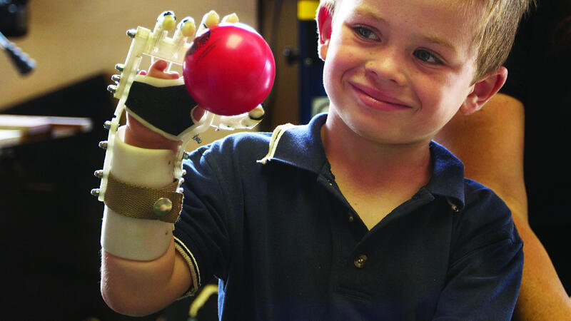 Протез руки Robohand, созданный с помощью 3D-принтера Makerbot, - альтернатива обычному дорогому протезированию
