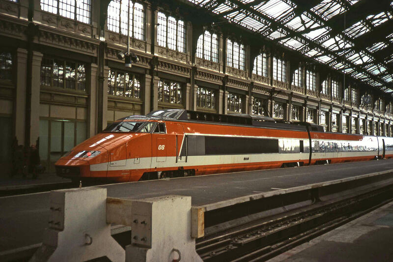 Один из первых поездов для ВСМ в Гар де Лион во Франции, 1982 год (предоставлено: Public domain Wikimedia Commons)