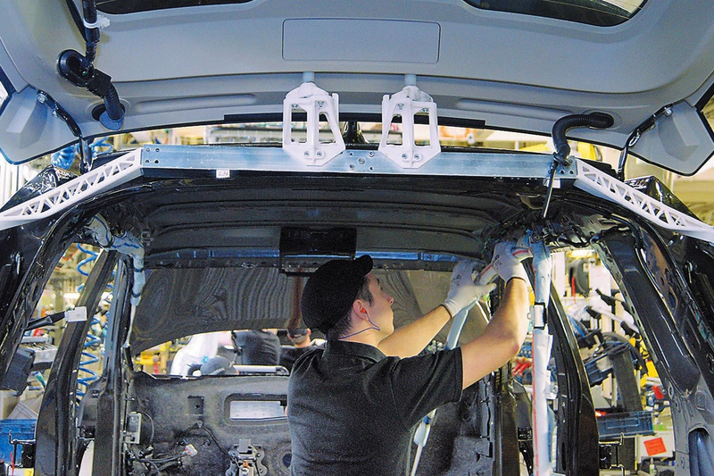 Завод Nissan в Санкт-Петербурге: изготовленные на 3D-принтере детали (белые на фото) используются для фиксации крышки багажника. Фото: «Ведомости» / Nissan